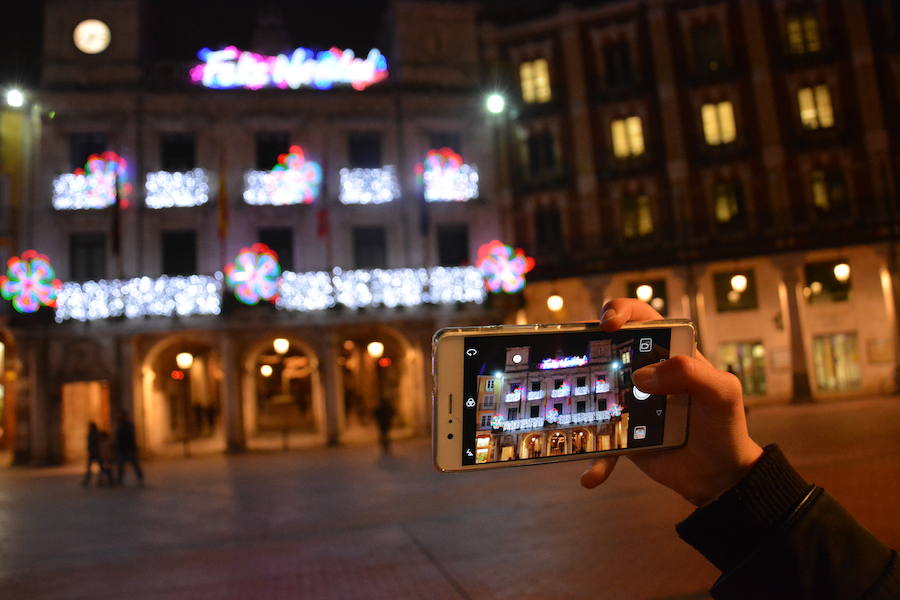 Las calles de la ciudad ya tienen las luces navideñas encendidas. Esta iluminación se mantiene hasta después de Reyes. 