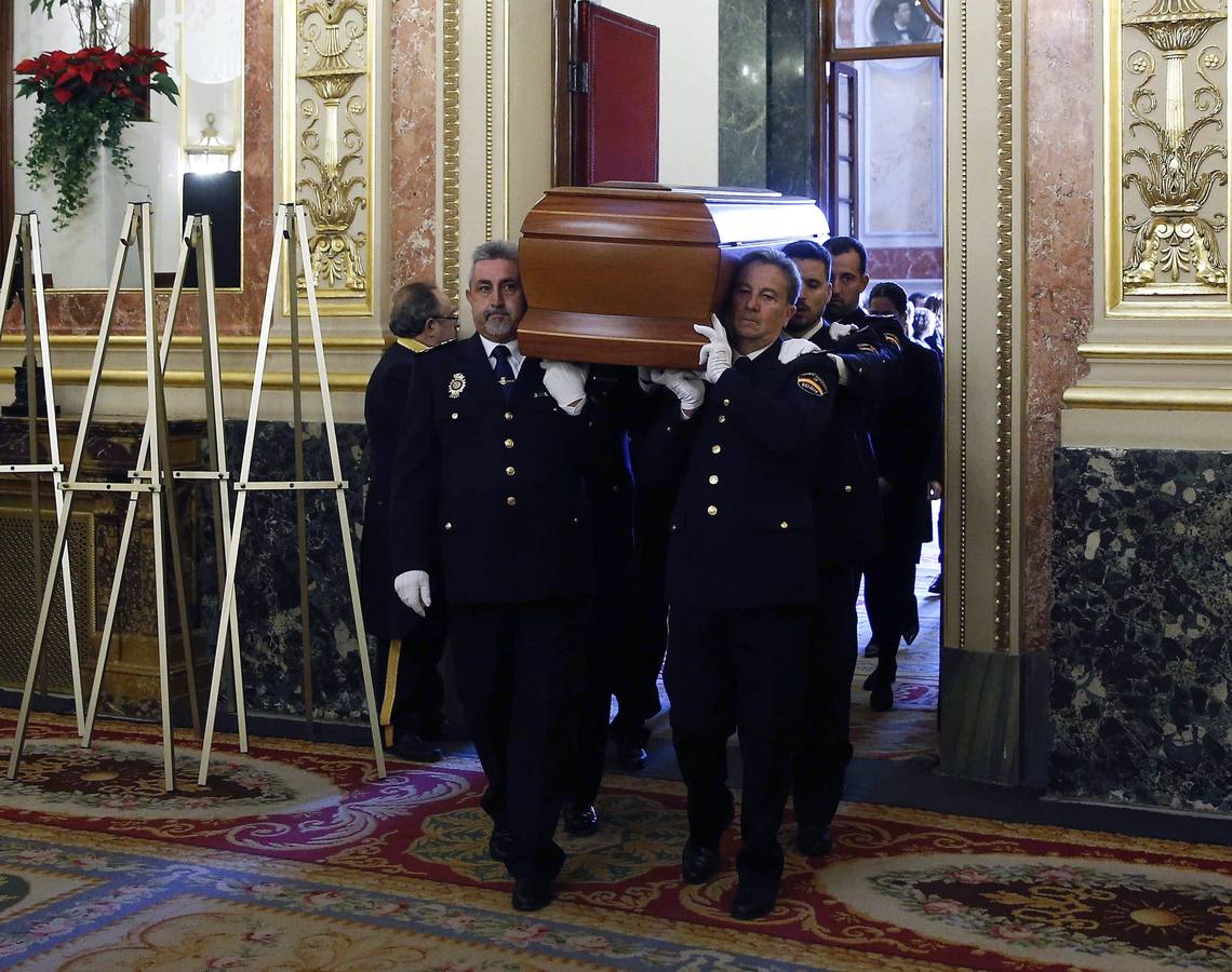 El Rey Felipe VI se ha acercado al Palacio de la Carrera de San Jerónimo para despedirse del que fuera presidente del Congreso,al que ha definido como «un hombre de Estado« que defendió «con pasión« el interés general y la vocación europea de España