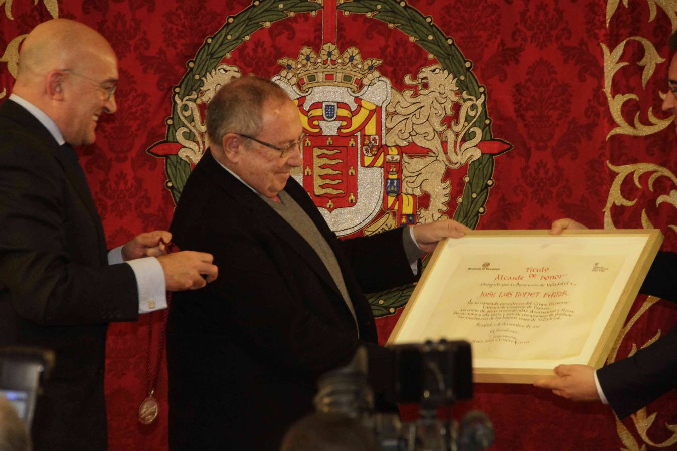 El reconocimiento, que ha congregado a numerosos invitados, ha tenido lugar este mediodía en el castillo de Peñafiel