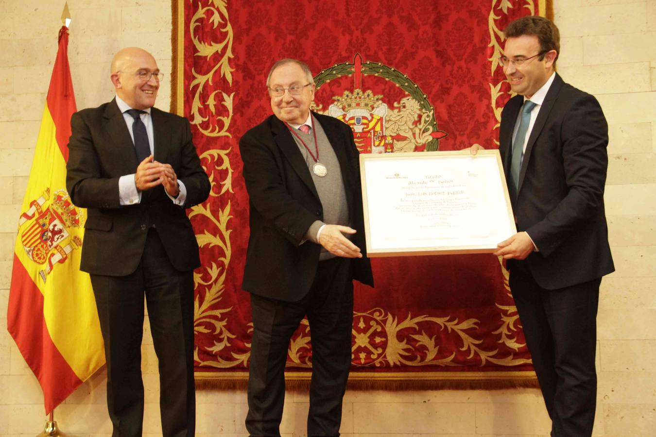 El reconocimiento, que ha congregado a numerosos invitados, ha tenido lugar este mediodía en el castillo de Peñafiel