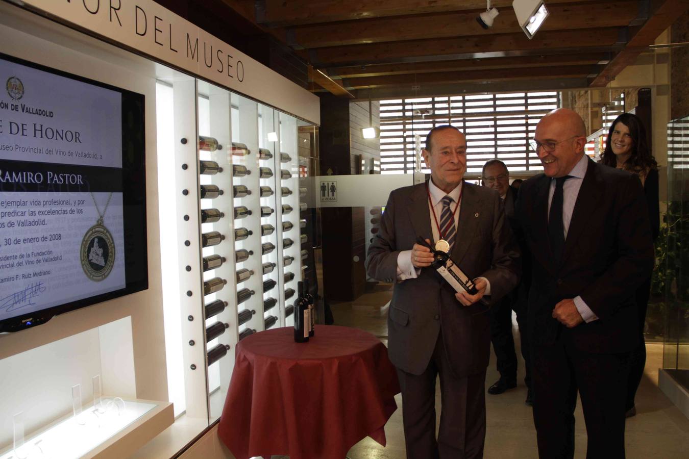 El reconocimiento, que ha congregado a numerosos invitados, ha tenido lugar este mediodía en el castillo de Peñafiel