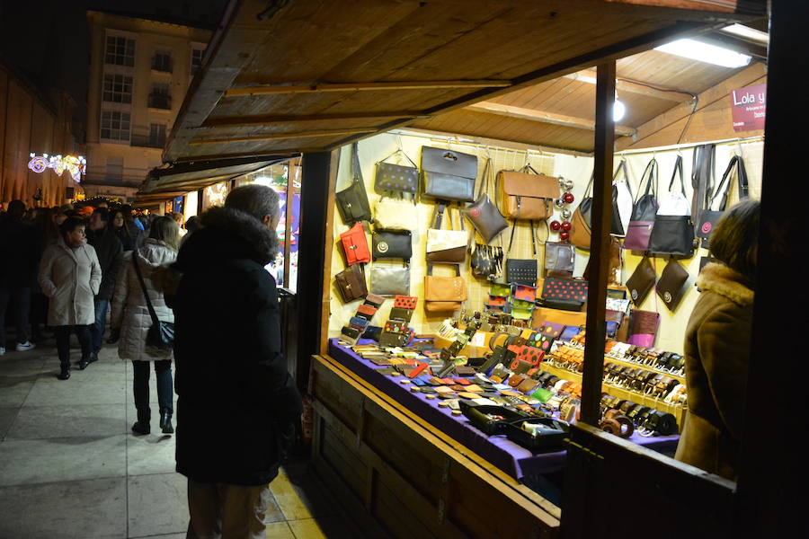 El tradicional mercadillo navideño de la Plaza del Rey San Ferando ya está instalado.