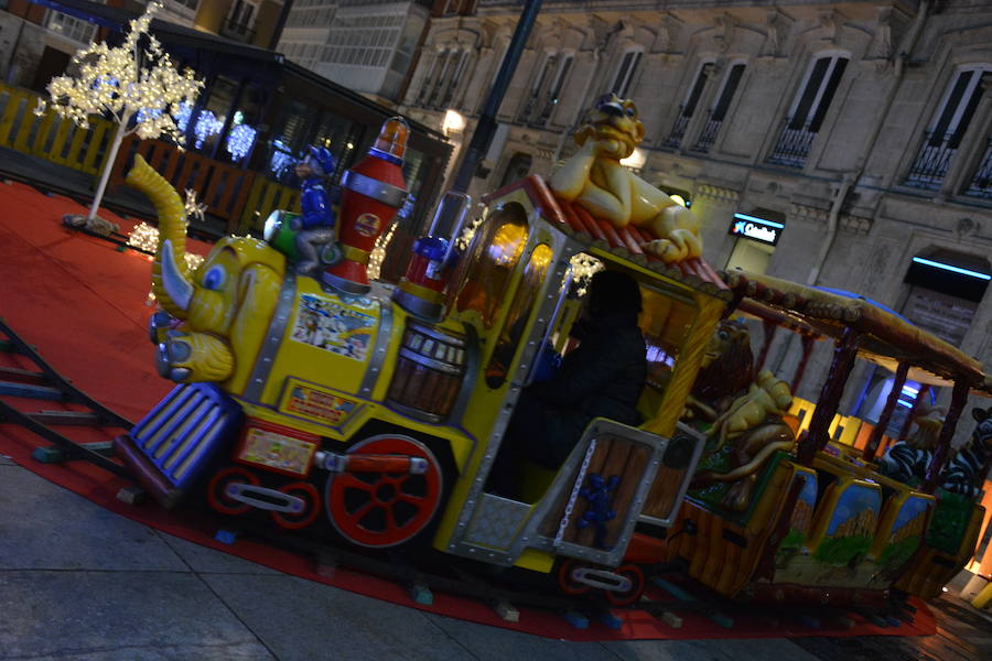 El tradicional mercadillo navideño de la Plaza del Rey San Ferando ya está instalado.