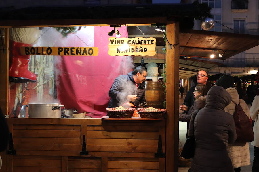 El tradicional mercadillo navideño de la Plaza del Rey San Ferando ya está instalado.