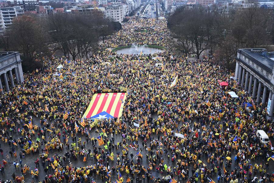 Algunos manifestantes llevan pancartas con el lema «libertad para todos los presos políticos»