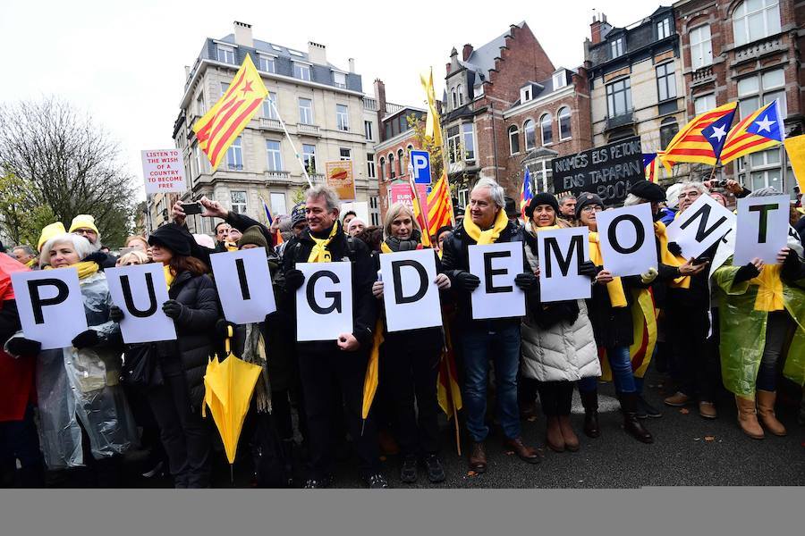 Algunos manifestantes llevan pancartas con el lema «libertad para todos los presos políticos»