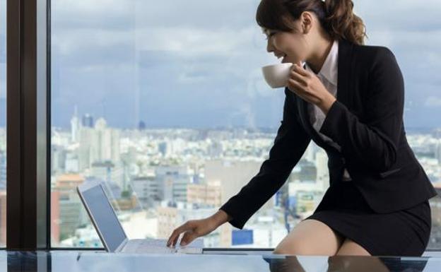 Una mujer en la oficina.