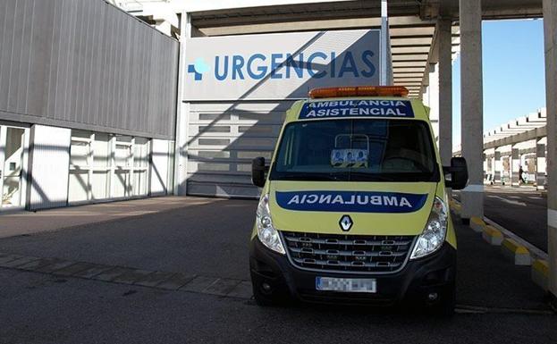 Ambulancia del Sacyl a la entrada de los servicios de emergencias del HUBU