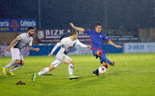 El Burgos CF naufragó en la intensa lluvia de Amorebieta