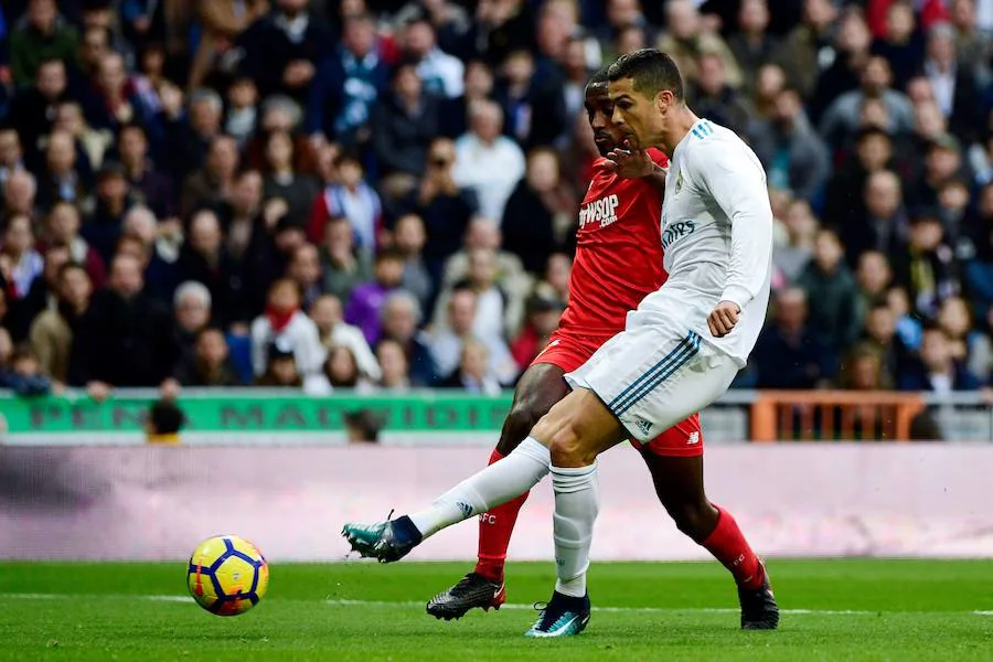 El Real Madrid golea al Sevilla por 5-0 en la primera parte del duelo correspondiente a la jornada 15. Nacho abrió la lata y Cristiano marcó un doblete. Kroos se sumó a la fiesta con un derechazo y Achraf anotó tras una carrera por banda derecha.