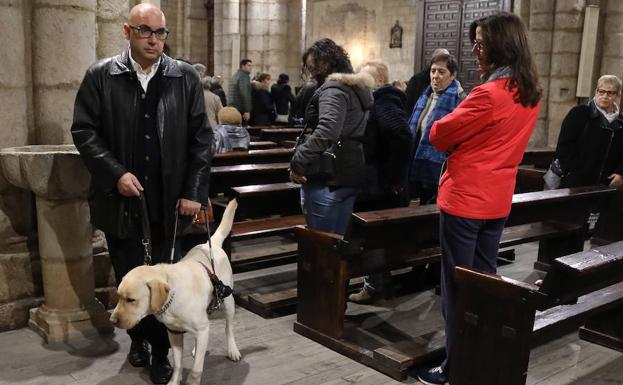 Copley ayuda a salir a Miguel de la misa en honor a Santa Lucía, patrona de los ciegos. 