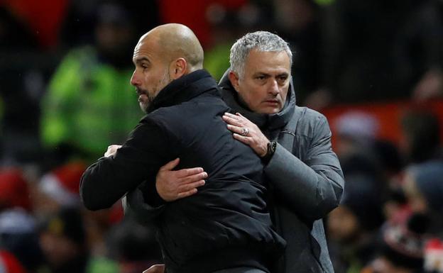 Guardiola y Mourinho se abrazan tras el pitido final.