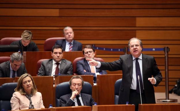 El presidente de la Junta de Castilla y León, Juan Vicente Herrera, en el pleno de las Cortes.