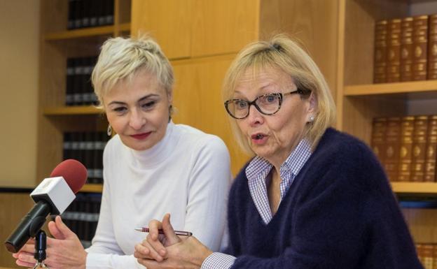 La vicerrectora de Políticas Académicas, Begoña Prieto, y la profesora Ileana María Greca Dufranc presentaron el título