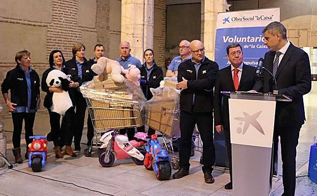Voluntarios de la campaña con algunos juguetes