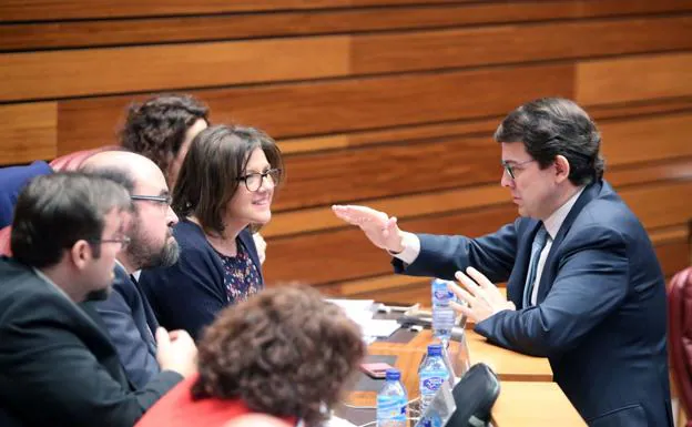 Alfonso Fernández Mañueco conversando con miembros del Grupo Popular