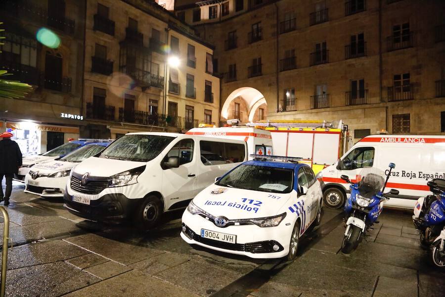 La lluvia no desanimó a miles de jóvenes que acudieron a la Plaza Mayor de Salamanca para celebrar la Nochevieja Universitaria. 