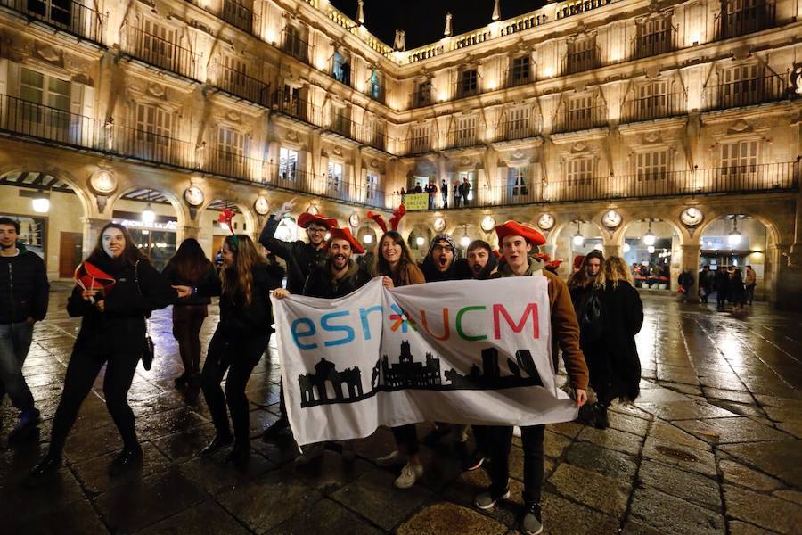 La lluvia no desanimó a miles de jóvenes que acudieron a la Plaza Mayor de Salamanca para celebrar la Nochevieja Universitaria. 