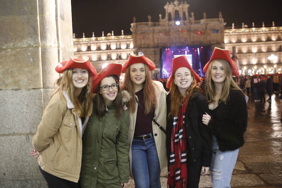 La lluvia no desanimó a miles de jóvenes que acudieron a la Plaza Mayor de Salamanca para celebrar la Nochevieja Universitaria. 