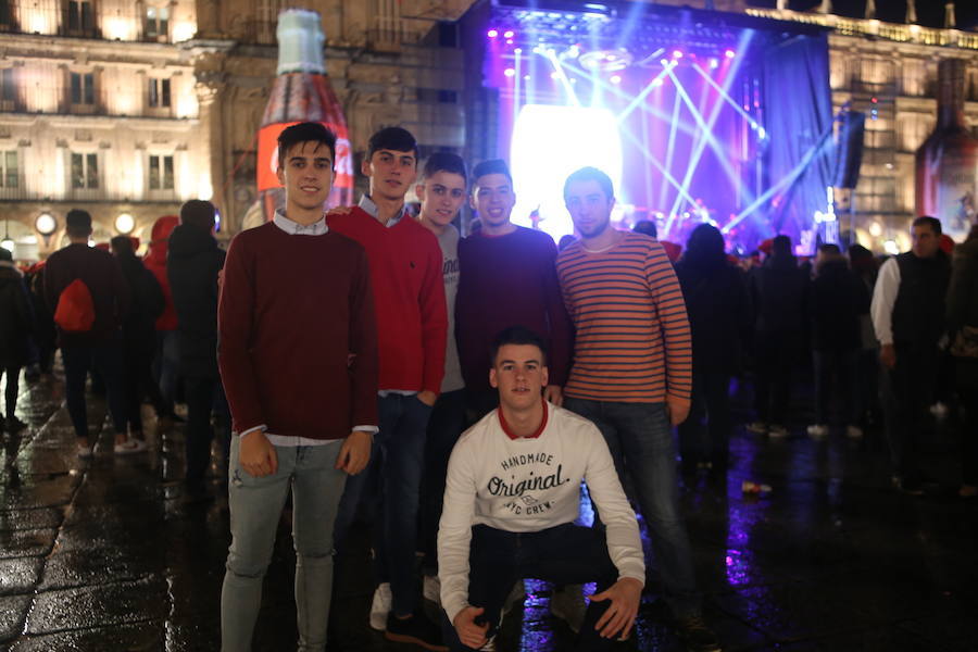 La lluvia no desanimó a miles de jóvenes que acudieron a la Plaza Mayor de Salamanca para celebrar la Nochevieja Universitaria. 