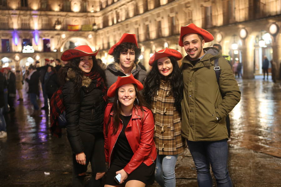 La lluvia no desanimó a miles de jóvenes que acudieron a la Plaza Mayor de Salamanca para celebrar la Nochevieja Universitaria. 