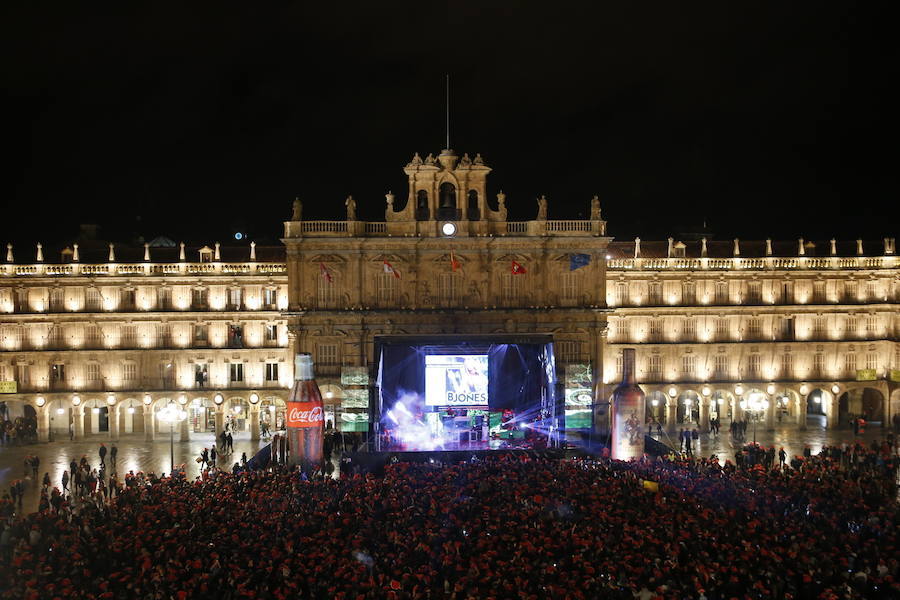 La lluvia no desanimó a miles de jóvenes que acudieron a la Plaza Mayor de Salamanca para celebrar la Nochevieja Universitaria. 