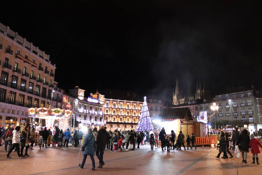 Así luce la Plaza Mayor tras el encendido del árbol