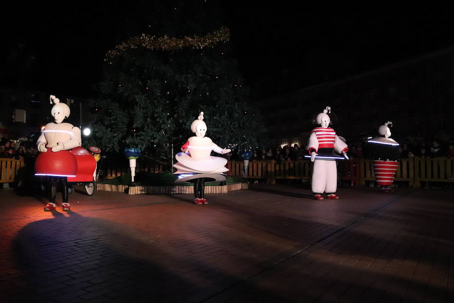 Así luce la Plaza Mayor tras el encendido del árbol