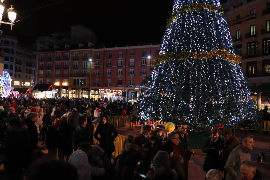 Así luce la Plaza Mayor tras el encendido del árbol