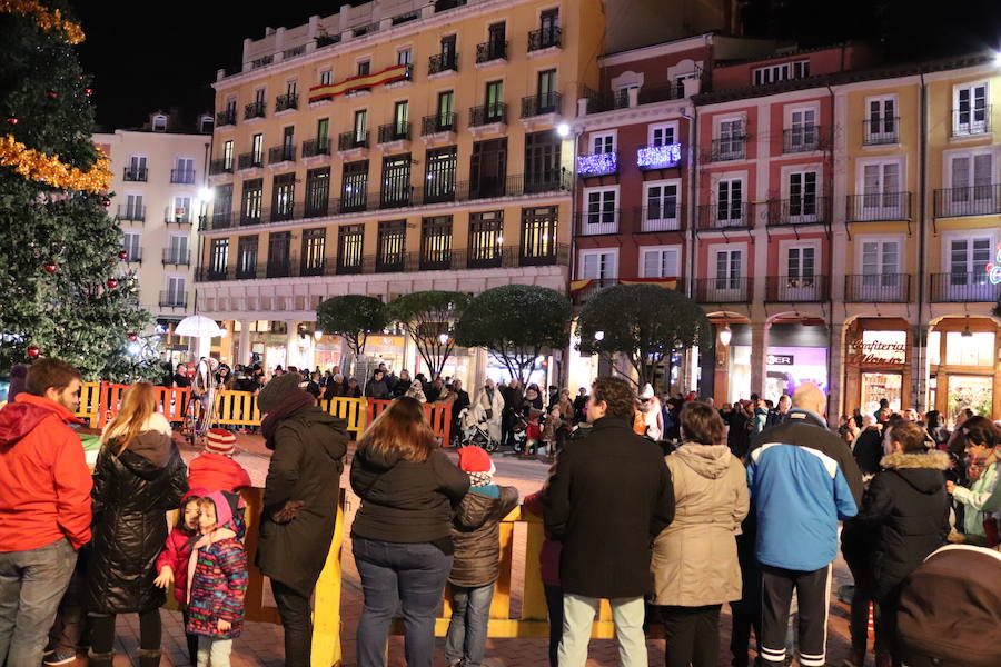 Así luce la Plaza Mayor tras el encendido del árbol