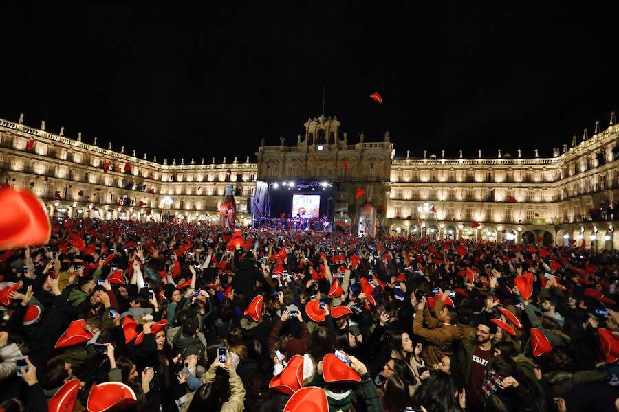 La lluvia no desanimó a miles de jóvenes que acudieron a la Plaza Mayor de Salamanca para celebrar la Nochevieja Universitaria. 