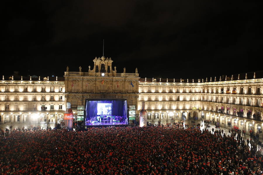 La lluvia no desanimó a miles de jóvenes que acudieron a la Plaza Mayor de Salamanca para celebrar la Nochevieja Universitaria. 