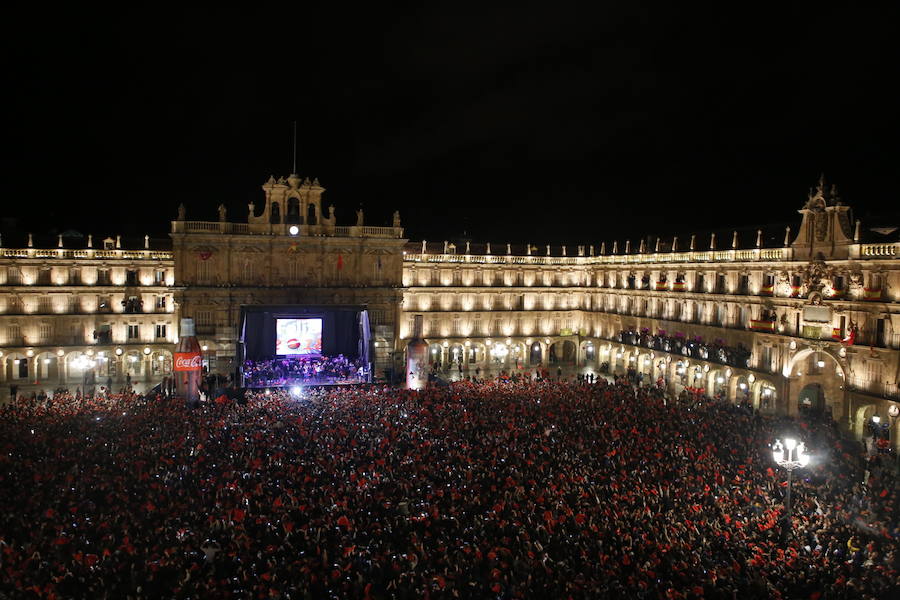 La lluvia no desanimó a miles de jóvenes que acudieron a la Plaza Mayor de Salamanca para celebrar la Nochevieja Universitaria. 