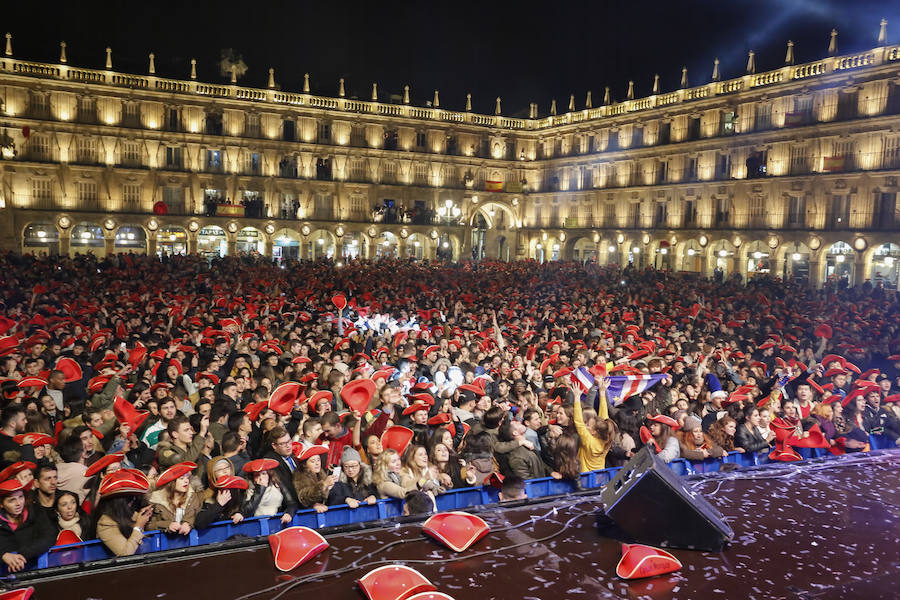 La lluvia no desanimó a miles de jóvenes que acudieron a la Plaza Mayor de Salamanca para celebrar la Nochevieja Universitaria. 