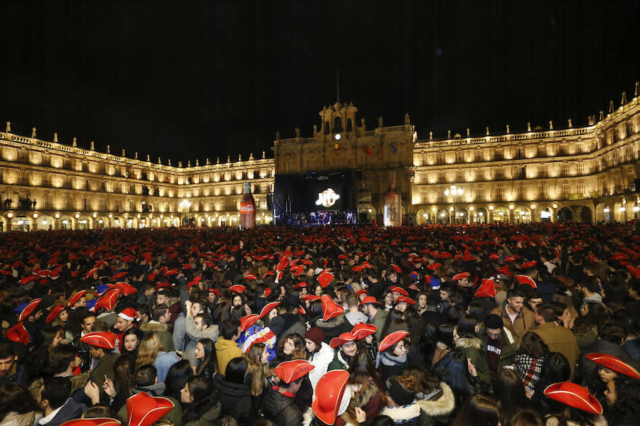 La lluvia no desanimó a miles de jóvenes que acudieron a la Plaza Mayor de Salamanca para celebrar la Nochevieja Universitaria. 