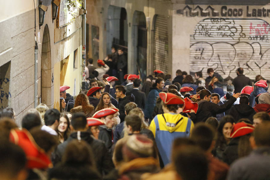 La lluvia no desanimó a miles de jóvenes que acudieron a la Plaza Mayor de Salamanca para celebrar la Nochevieja Universitaria. 