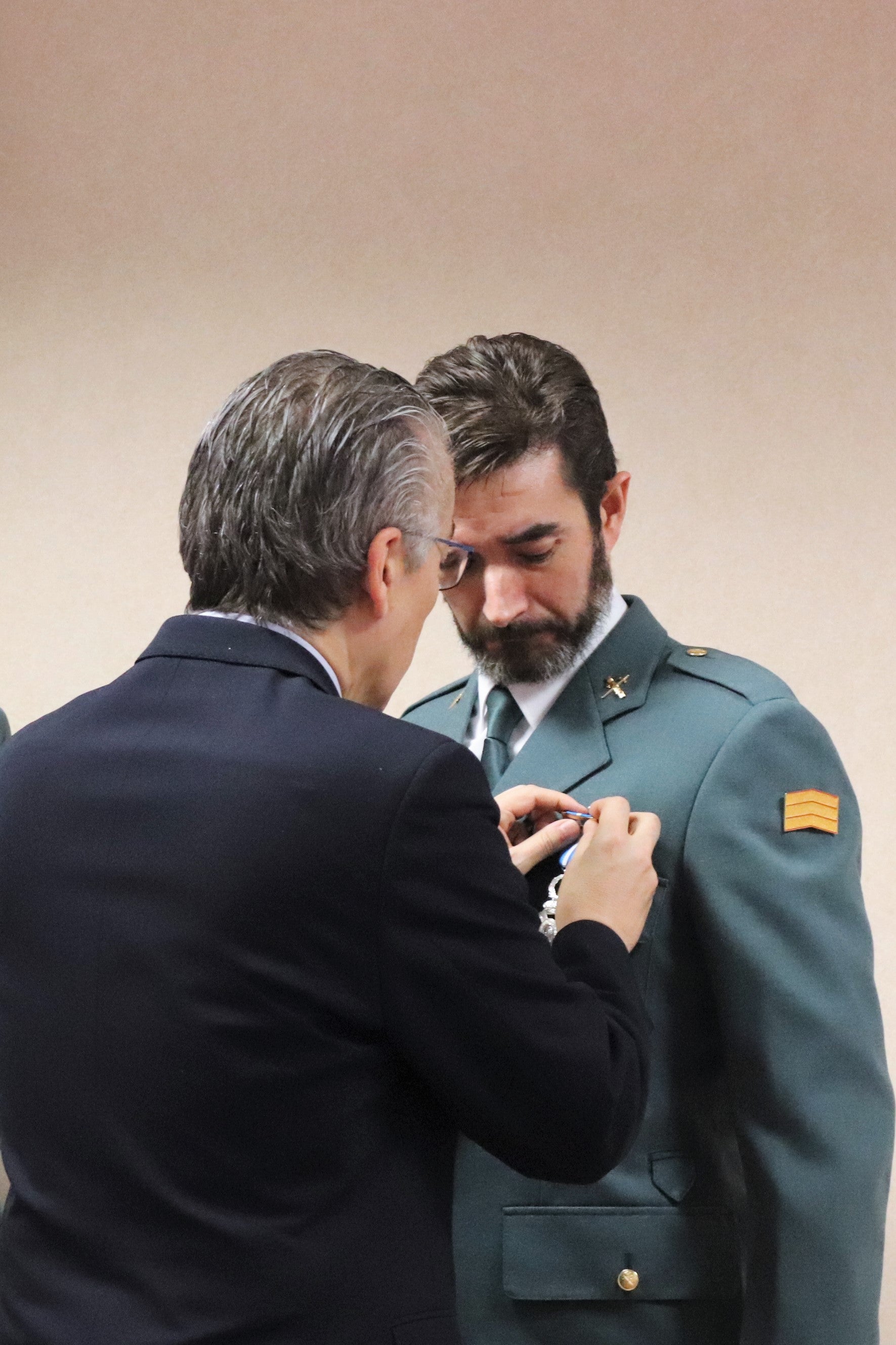 El subdelegado del Gobierno en Burgos, Roberto Saiz y el teniente coronel Jefe de la Comandancia, Alfonso Martín, han entregado las medallas al Mérito Civil a los tres guardias civiles, Francisco José Gutiérrez, Jesús Alberto Bengoechea y Francisco Javier García.
