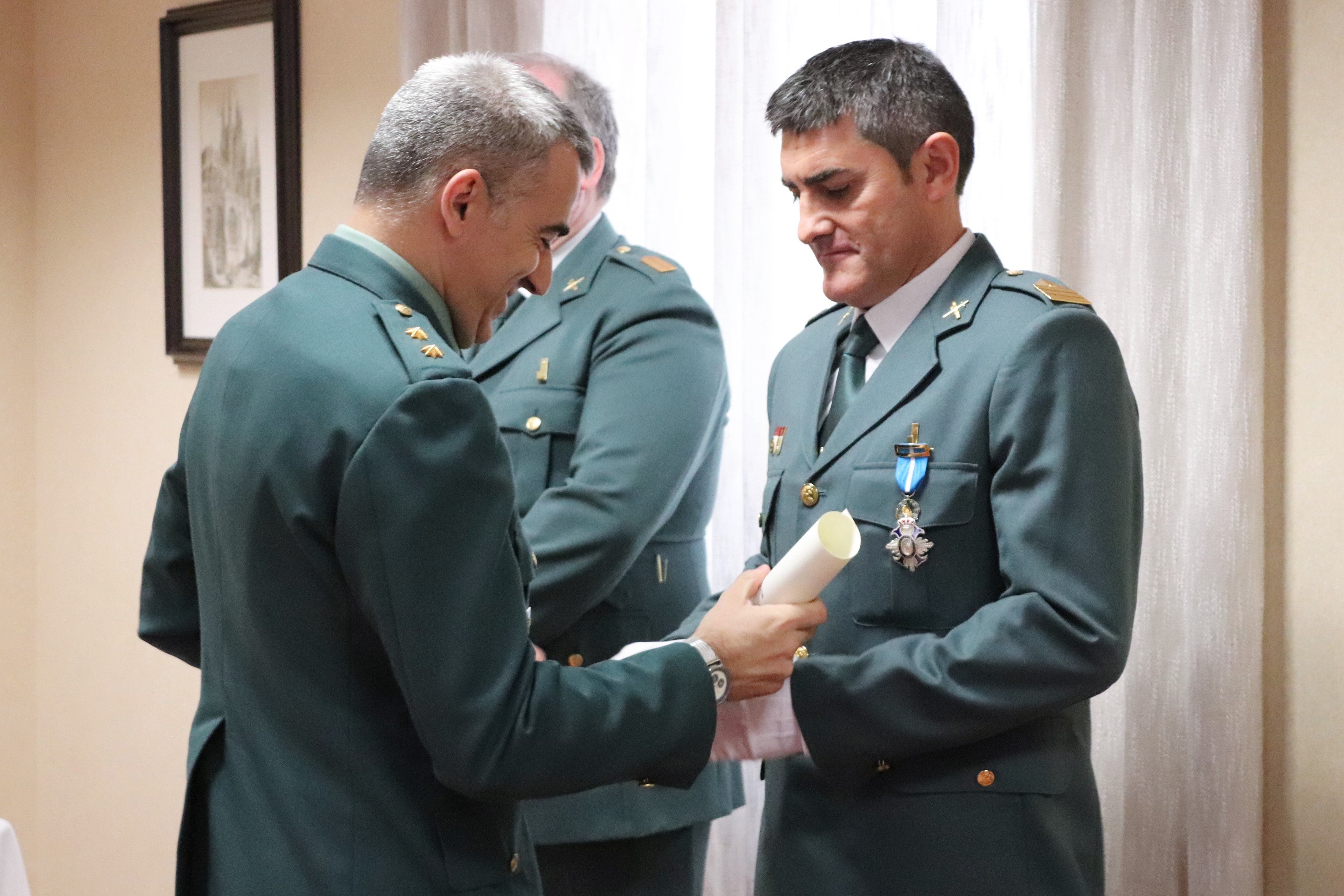 El subdelegado del Gobierno en Burgos, Roberto Saiz y el teniente coronel Jefe de la Comandancia, Alfonso Martín, han entregado las medallas al Mérito Civil a los tres guardias civiles, Francisco José Gutiérrez, Jesús Alberto Bengoechea y Francisco Javier García.
