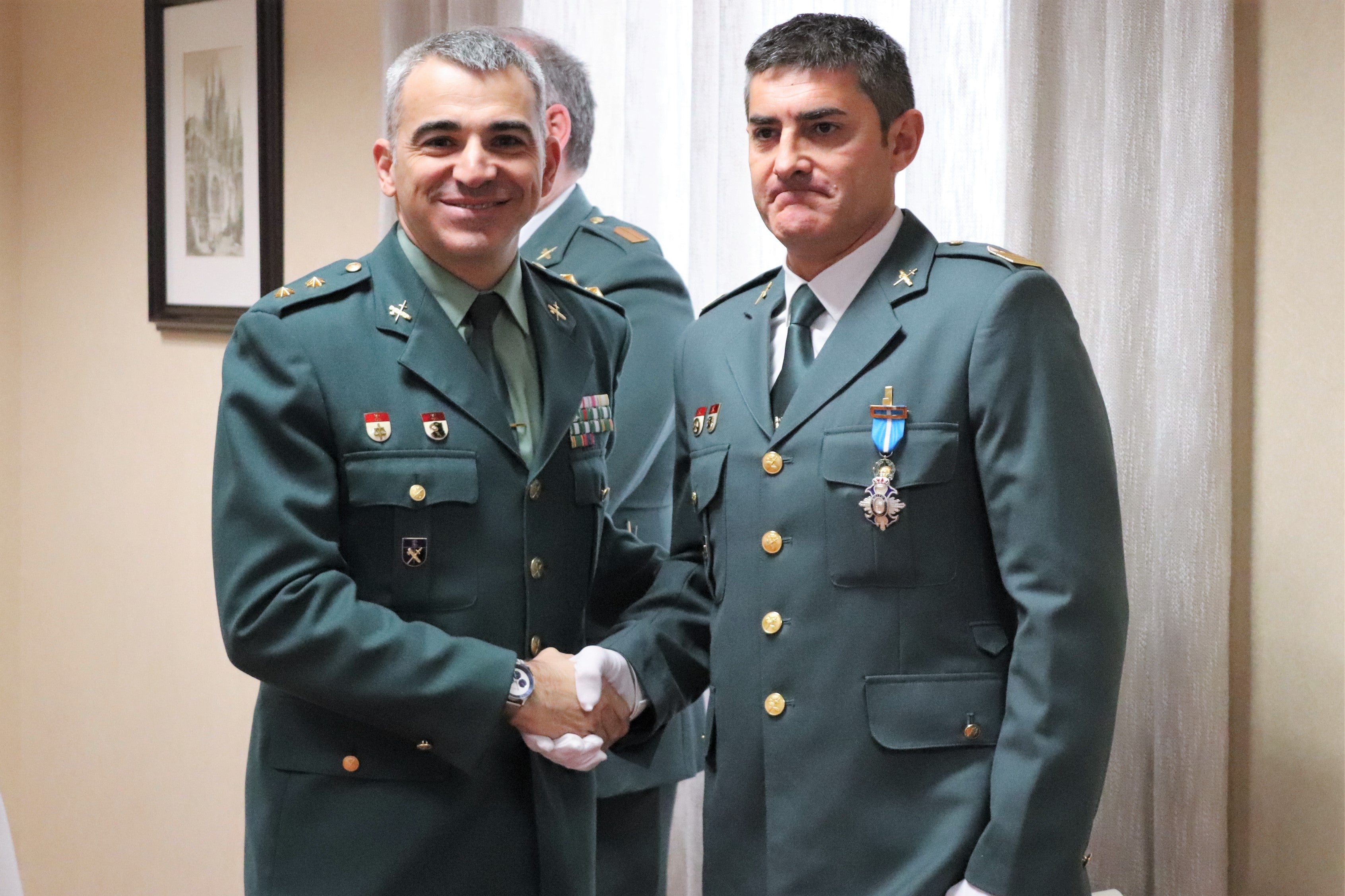 El subdelegado del Gobierno en Burgos, Roberto Saiz y el teniente coronel Jefe de la Comandancia, Alfonso Martín, han entregado las medallas al Mérito Civil a los tres guardias civiles, Francisco José Gutiérrez, Jesús Alberto Bengoechea y Francisco Javier García.