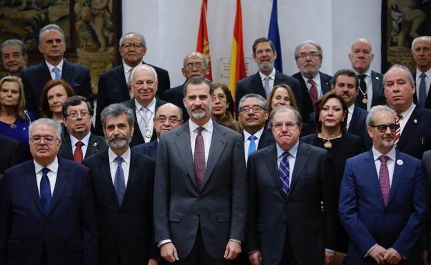 El Rey, junto a autoridades universitarias, políticas y judiciales, en la Universidad.