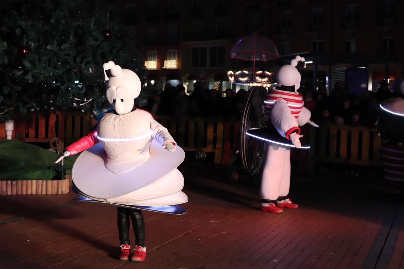 Así luce la Plaza Mayor tras el encendido del árbol