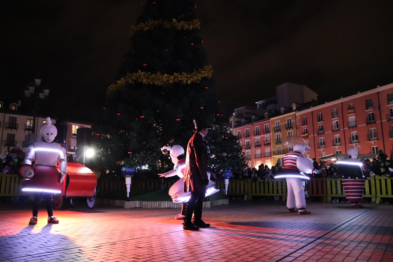 Así luce la Plaza Mayor tras el encendido del árbol