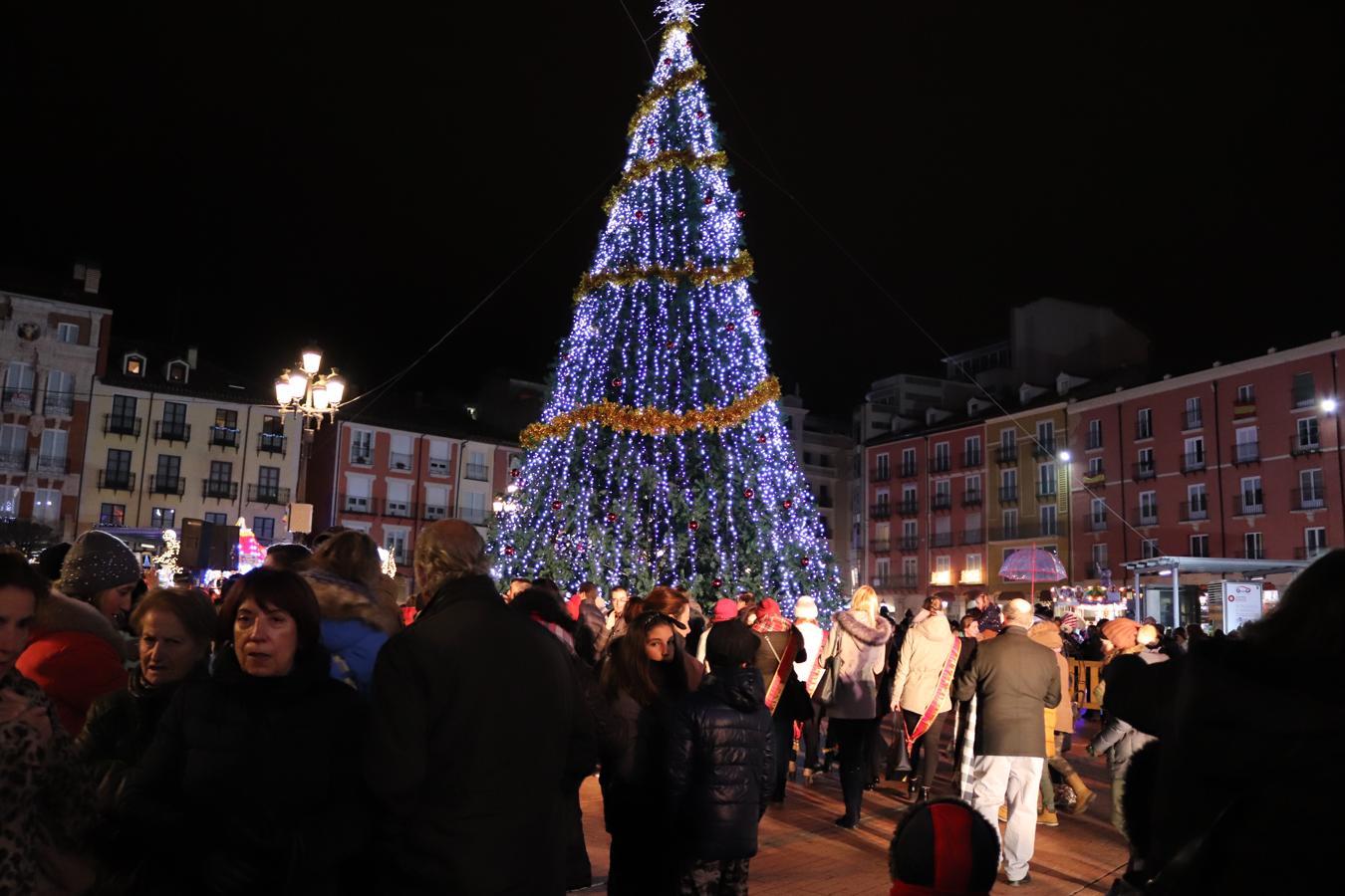 Así luce la Plaza Mayor tras el encendido del árbol