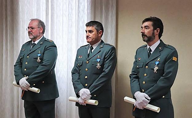 Los guardias civiles condecorados con la medalla al Mérito Civil