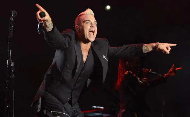Robbie Williams durante un concierto. 