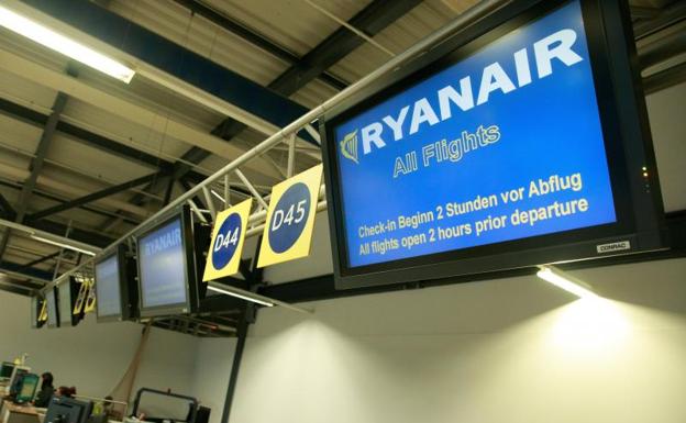 Vista de una pantalla de la aerolínea Ryanair en el aeropuerto de Schoenefeld en Berlín (Alemania).