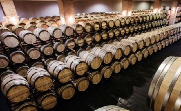 Sala de barricas de la bodega La Luz del Duero.