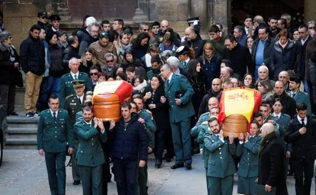 Imagen principal - Aplausos y lágrimas para despedir a los guardias civiles asesinados en Teruel