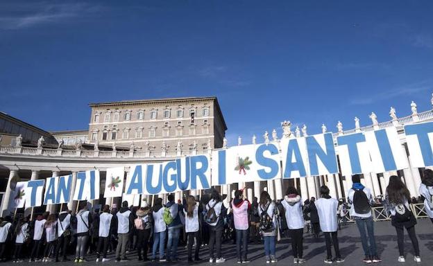 Varios jóvenes desean un feliz cumpleaños al papa Francisco. 