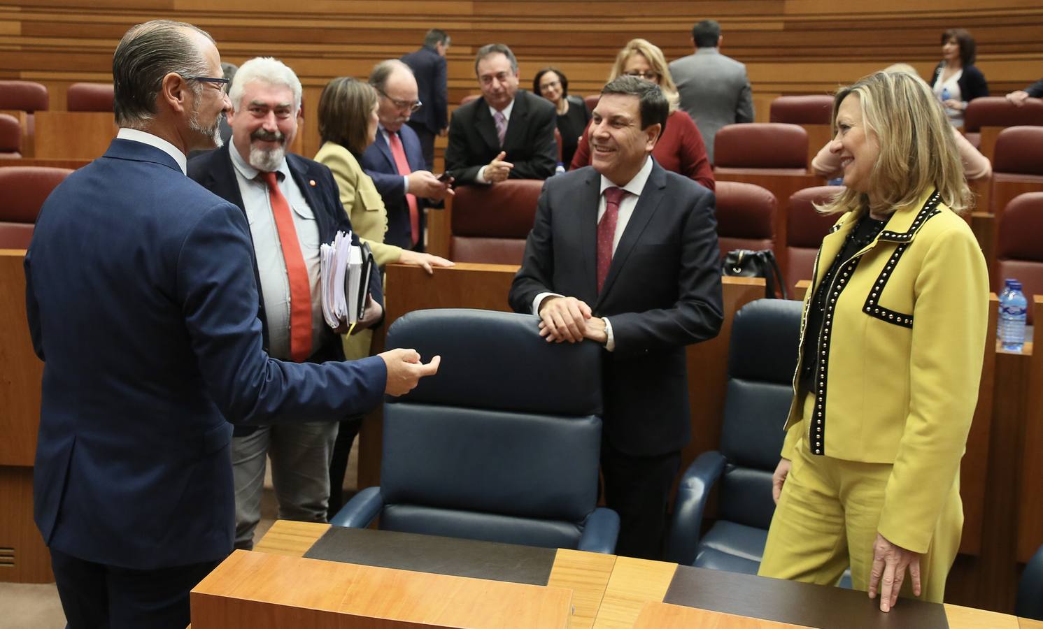 La consejera de Economía y Hacienda, Pilar del Olmo, abrió hoy la primera sesión del pleno que aprobará, previsiblemente, la Ley de Medidas y el proyecto presupuestario que contempla 10.859,2 millones de euros